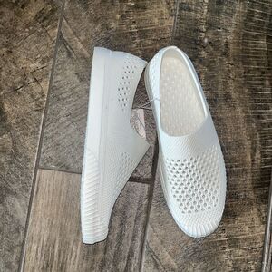 Nwt Layer 8 white slipon outdoor flats
